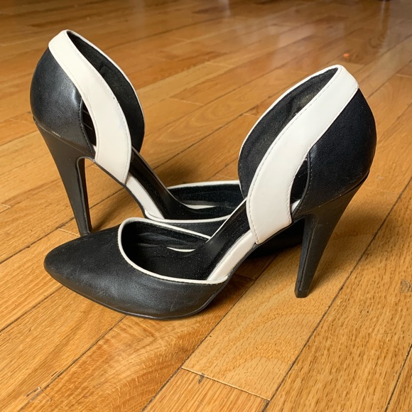 Black Le Chateau Heels - Picture 1 of 2